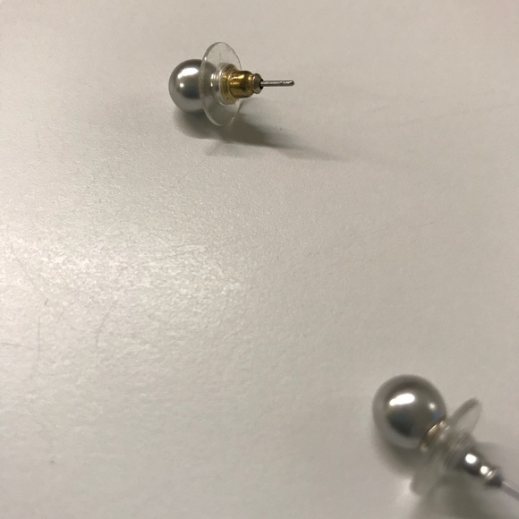 Silver color pearl stud earrings - Picture 5 of 7